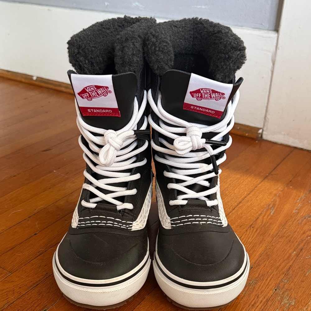 Brand New Vans MTE Kids Black and White Snow Boots Size 4.5